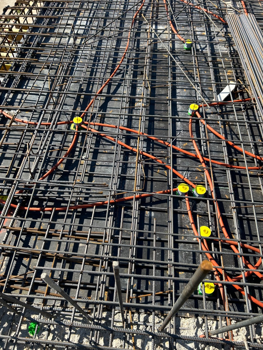 Födém elektromos kiállása védőcsövezéssel betonozás előtt