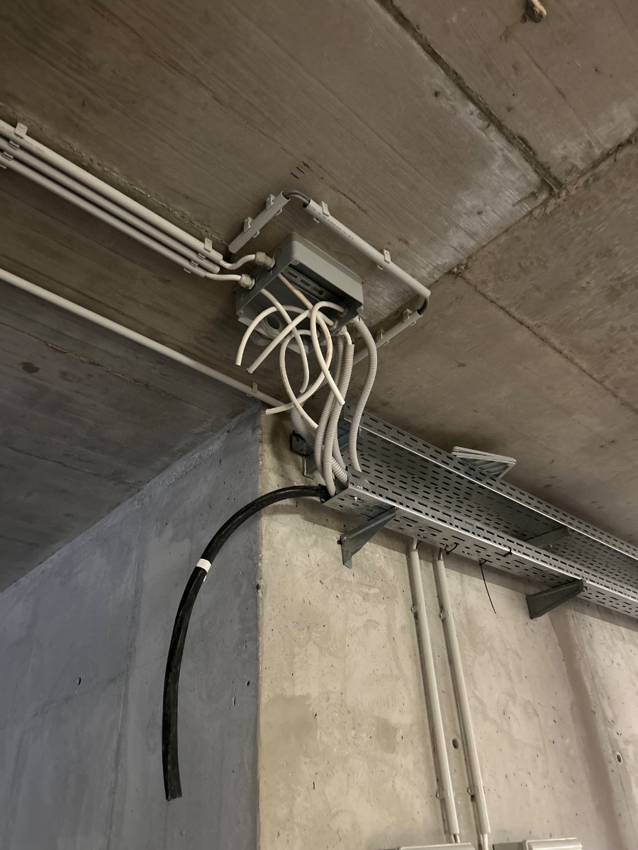 Kábeltálca és nyomvonal kiépítése mennyezeten