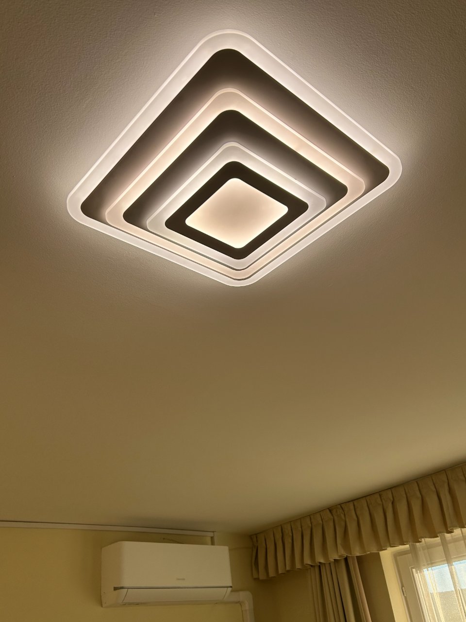 Design LED mennyezeti lámpa bekötése lakásban